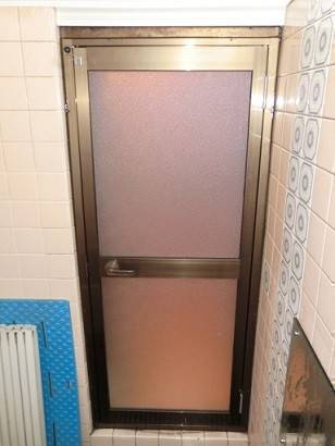 県南サッシトーヨー住器の浴室ドア　リフォーム施工事例写真1
