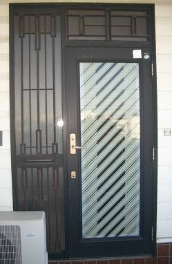 県南サッシトーヨー住器の玄関ドア　リフォーム　LIXIL【リシェント】の施工前の写真1