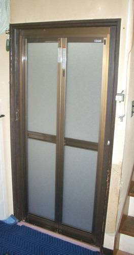 県南サッシトーヨー住器の出入口の少ない浴室は、開閉不良だといざという時、危険性が高まります。ぜひ安全確認してみてください。施工事例写真1