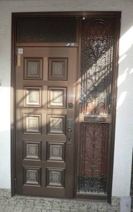 県南サッシトーヨー住器の洋風デザイン・子扉の採光で明るい玄関ドアへ。　LIXIL玄関ドアリフォーム【リシェント】の施工前の写真1