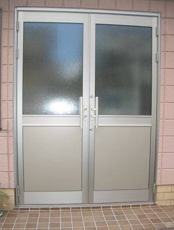県南サッシトーヨー住器の事務所ドア　リフォーム　クリエラガラスドアの施工後の写真1