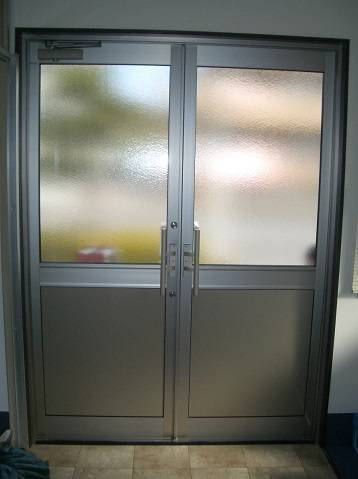 県南サッシトーヨー住器の事務所ドア　リフォーム　クリエラガラスドアの施工後の写真2