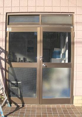 県南サッシトーヨー住器の事務所ドア　リフォーム　クリエラガラスドアの施工前の写真1