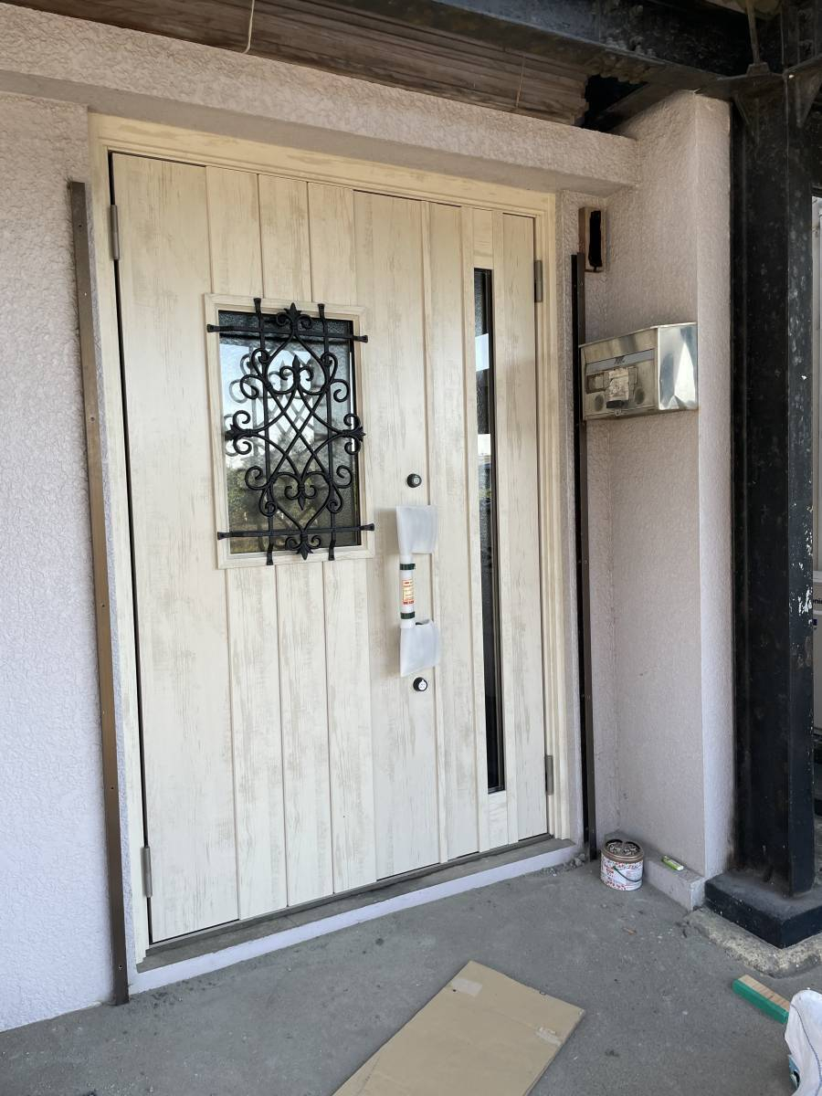 有田トーヨー住器の玄関をおしゃれな洋風ドアに交換！！の施工後の写真1