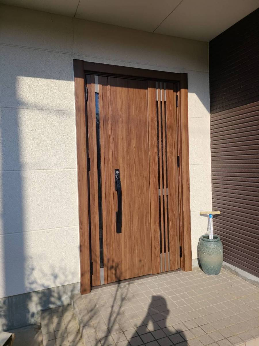 有田トーヨー住器の古い玄関を木目のお洒落な玄関ドアに交換工事！の施工後の写真1