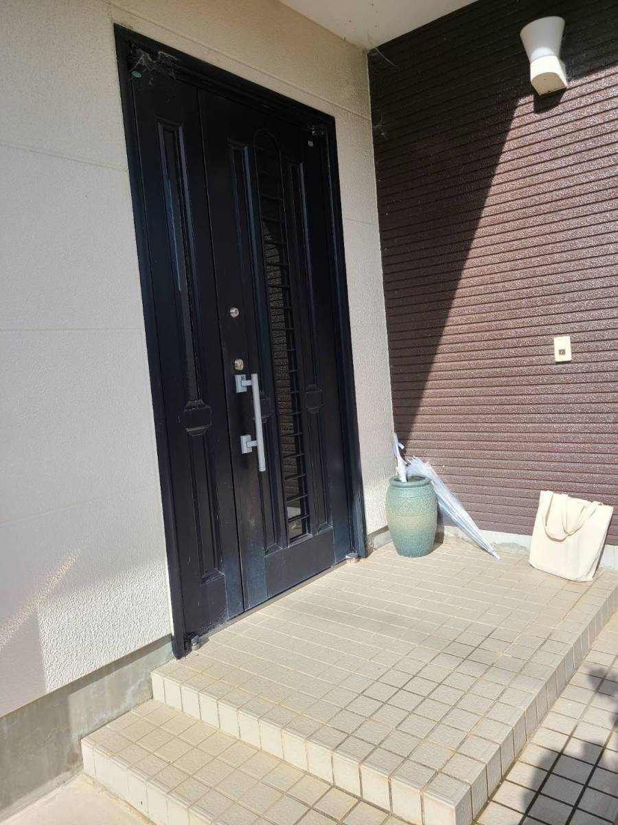 有田トーヨー住器の古い玄関を木目のお洒落な玄関ドアに交換工事！の施工前の写真1