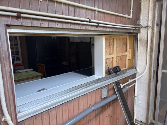 有田トーヨー住器の古くなった窓を補助金活用して快適にリフォーム!の施工前の写真1