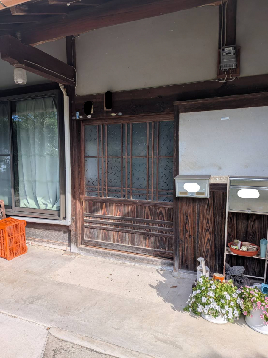 有田トーヨー住器の【玄関リフォーム】木製玄関引戸をアルミ引戸に!の施工前の写真1