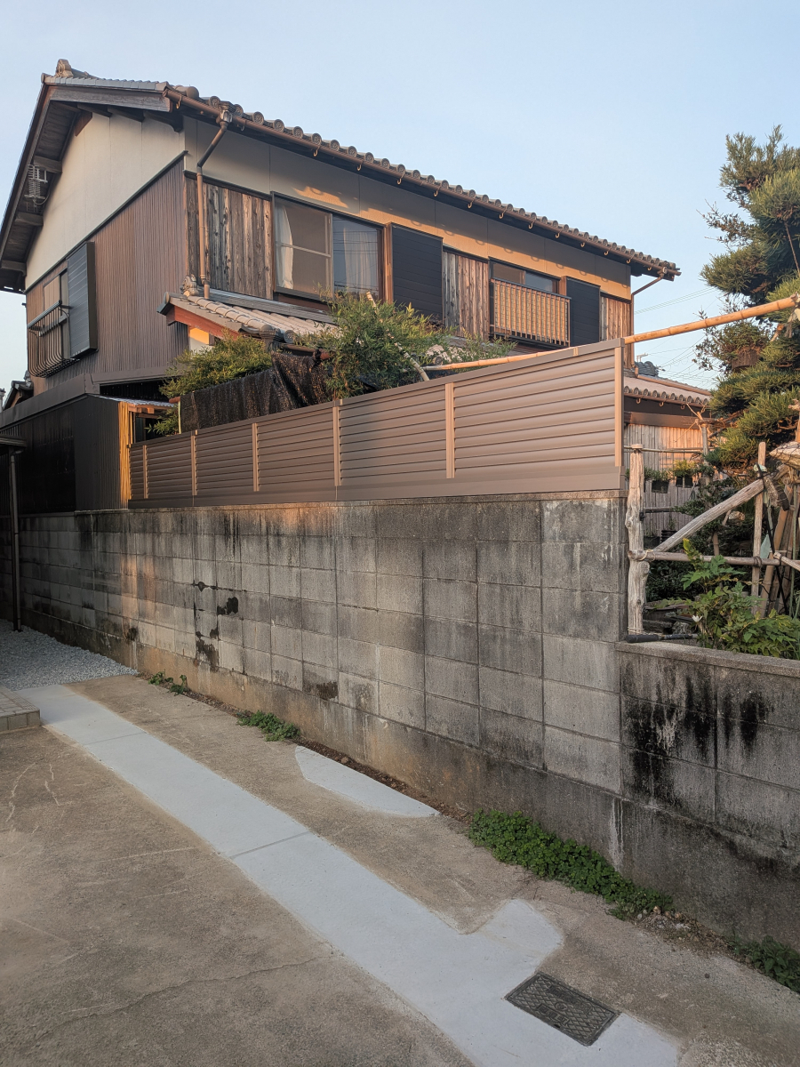 有田トーヨー住器の【エクステリア】フェンスAB取付で目隠しに!!の施工後の写真1