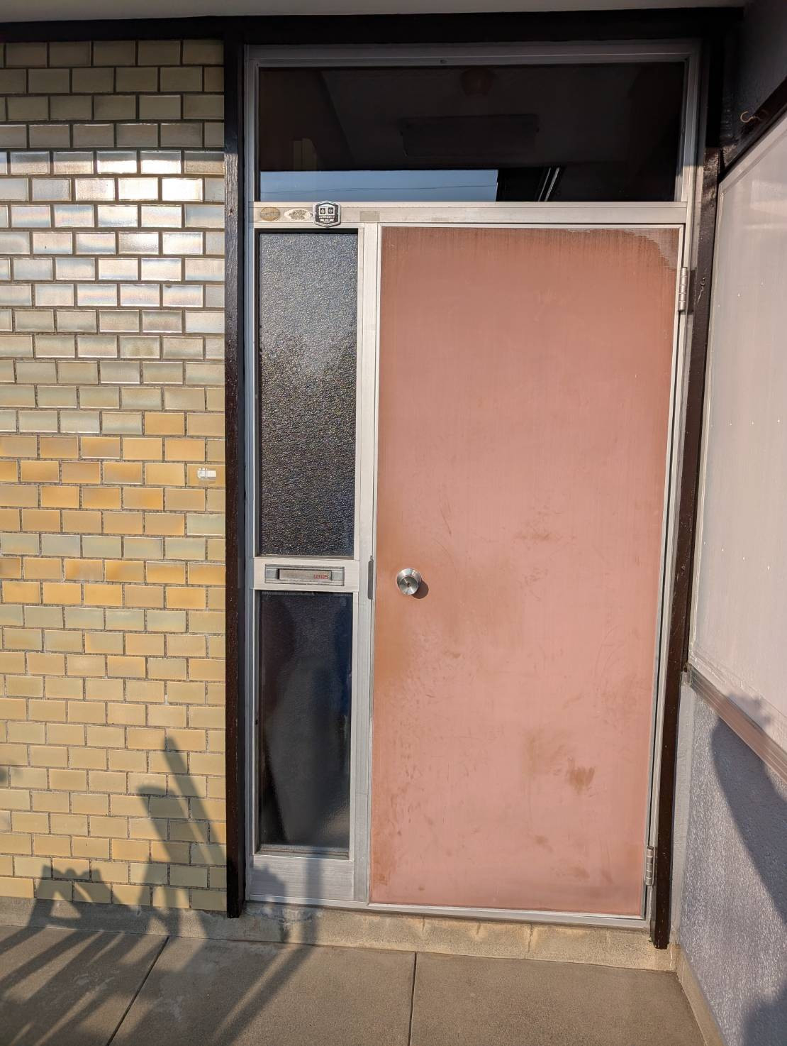 有田トーヨー住器の【玄関】防犯ガラス採用で安心の玄関に変わりました！！の施工前の写真1