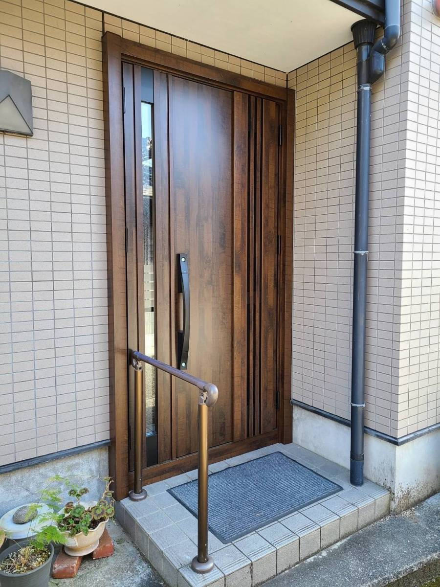 有田トーヨー住器の古い玄関ドアを1日でお洒落なドアに簡単取替工事！！の施工後の写真1