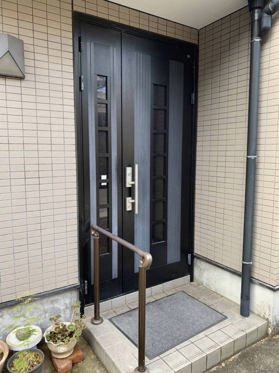 有田トーヨー住器の古い玄関ドアを1日でお洒落なドアに簡単取替工事！！の施工前の写真1