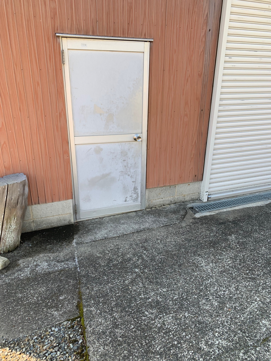 紀南トーヨー住器のドア入替工事の施工前の写真1