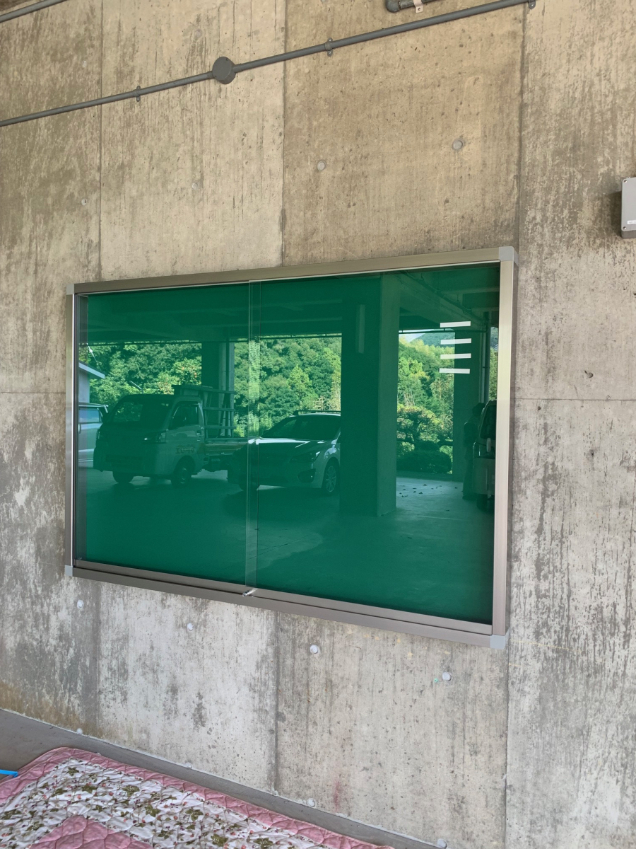紀南トーヨー住器のアルミ製掲示板ケース設置の施工後の写真1