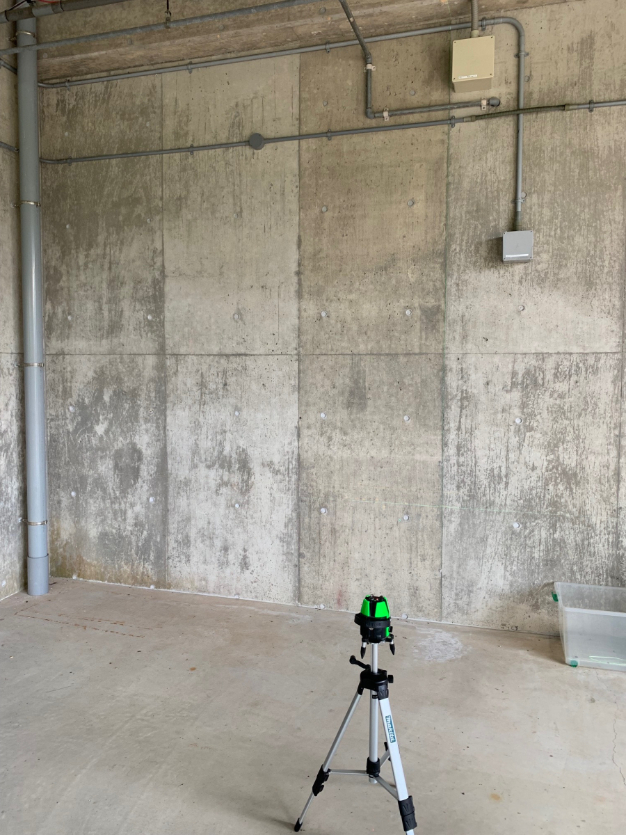 紀南トーヨー住器のアルミ製掲示板ケース設置の施工前の写真1