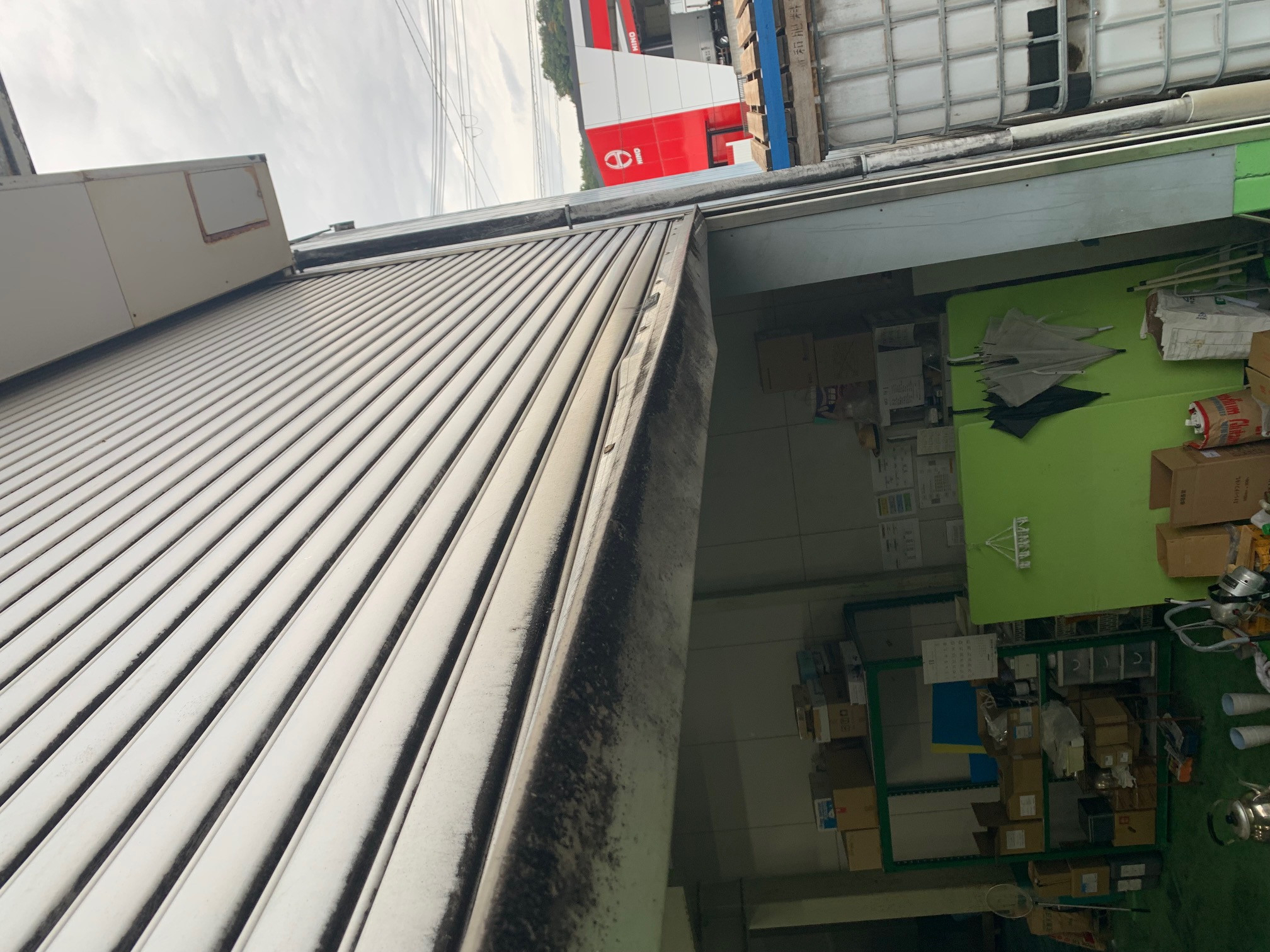 紀南トーヨー住器のシャッター修繕の施工前の写真1