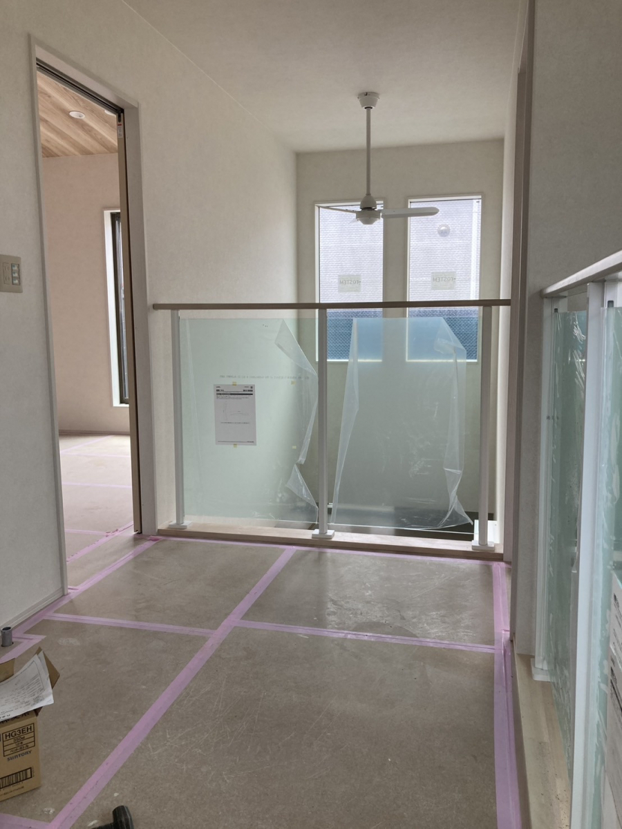 新堀建材トーヨー住器の平塚市/手摺り工事(リクシル オープン用金属手摺りパネルタイプ)の施工後の写真1