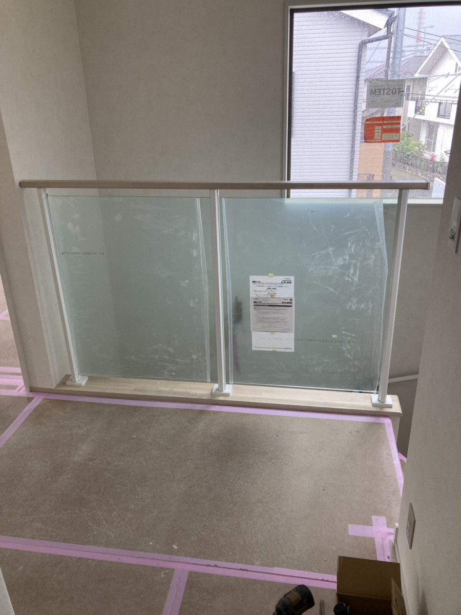 新堀建材トーヨー住器の平塚市/手摺り工事(リクシル オープン用金属手摺りパネルタイプ)の施工後の写真2