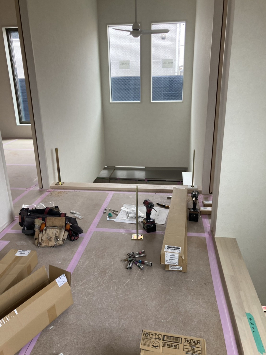 新堀建材トーヨー住器の平塚市/手摺り工事(リクシル オープン用金属手摺りパネルタイプ)の施工前の写真1