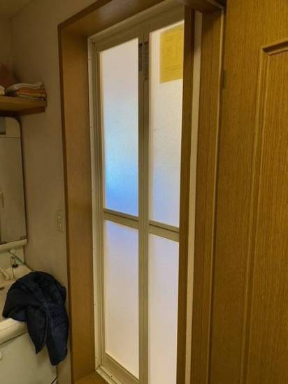 東京石原トーヨー住器の浴室中折戸！カバー工法による改修施工事例写真1
