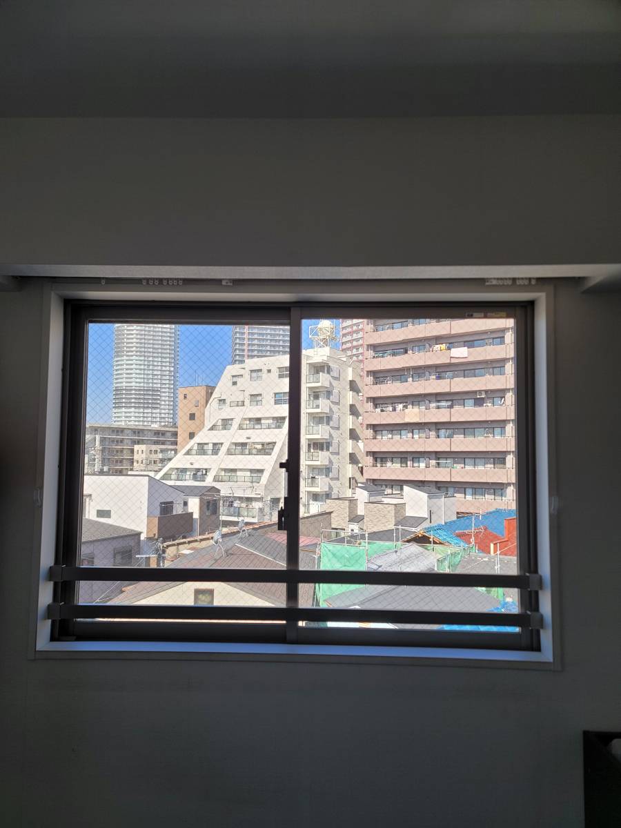 東京石原トーヨー住器のこんな形の窓にもインプラスの施工前の写真2