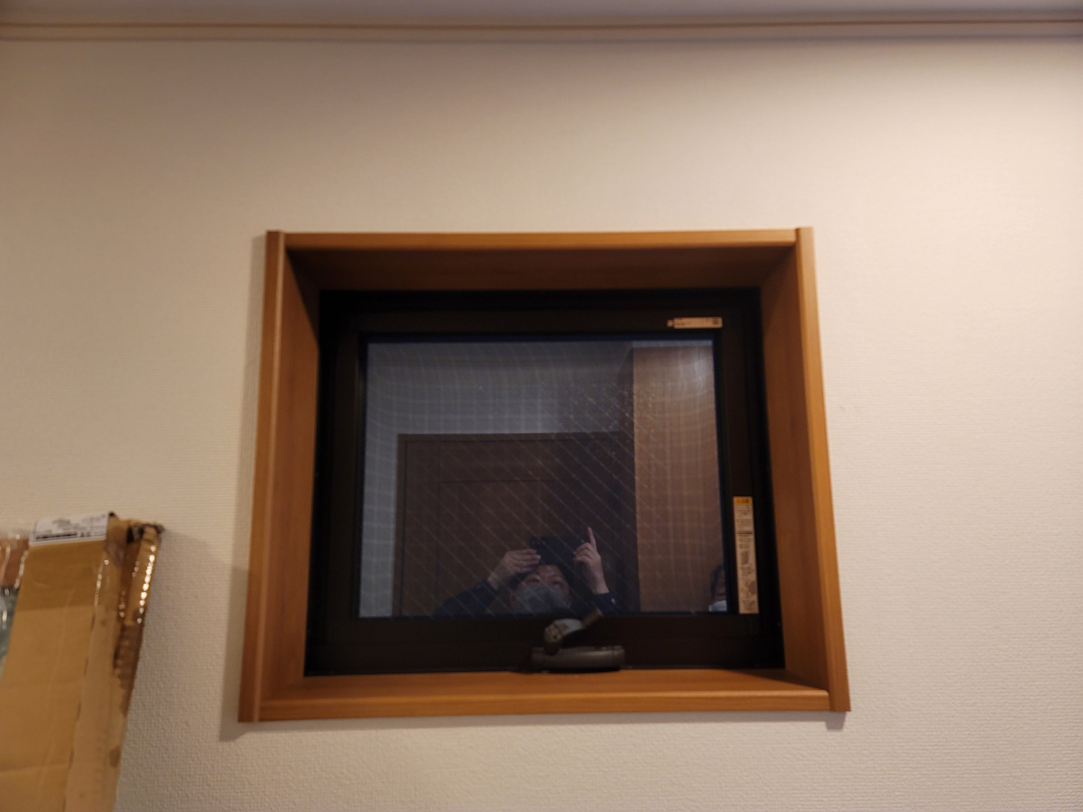東京石原トーヨー住器のこの窓にもインプラスの施工前の写真1