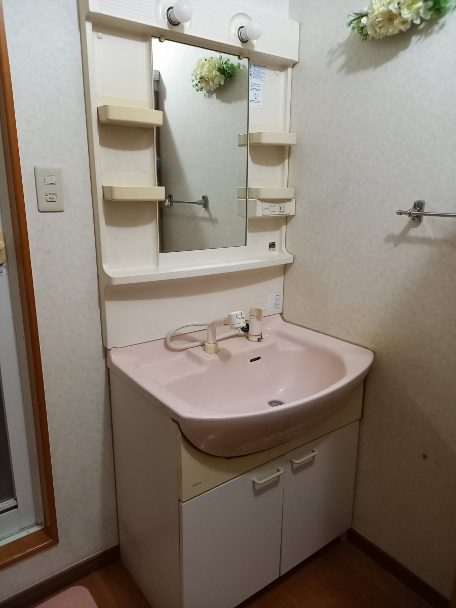 東京石原トーヨー住器の洗面化粧台　クレヴィの施工前の写真1