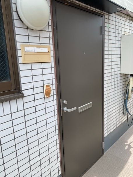 東京石原トーヨー住器のアパートの玄関ドア交換の施工後の写真1