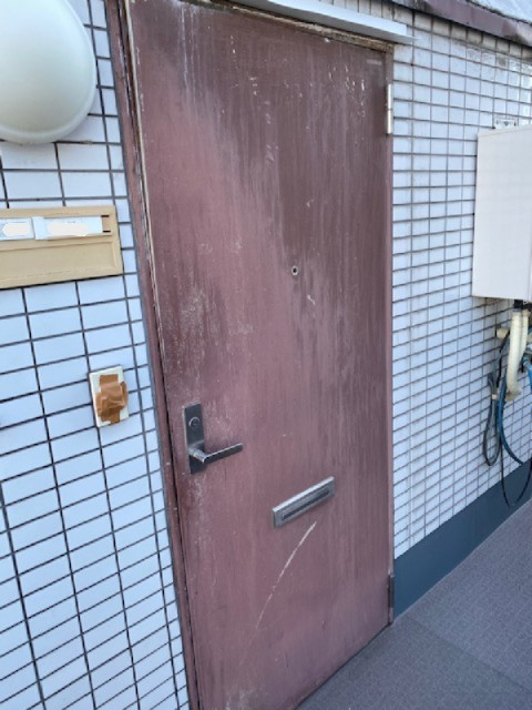 東京石原トーヨー住器のアパートの玄関ドア交換の施工前の写真1