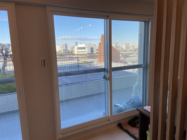 東京石原トーヨー住器の夏の日差しが強いので、ガラスはLow-Eグリーンの施工後の写真1