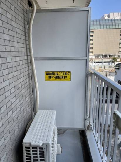 東京石原トーヨー住器のベランダ間仕切りの交換施工事例写真1