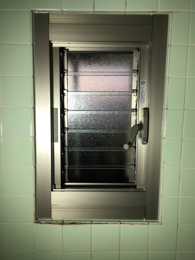 東京石原トーヨー住器のルーバー窓で浴室の湿気対策！の施工後の写真1