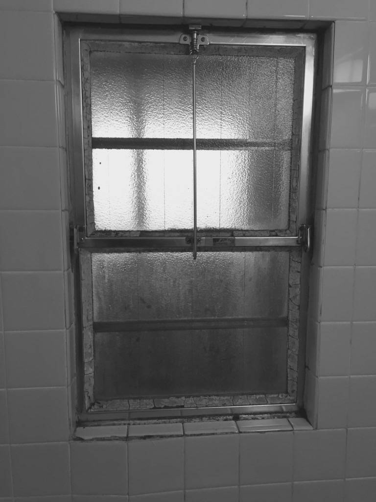 東京石原トーヨー住器のルーバー窓で浴室の湿気対策！の施工前の写真1