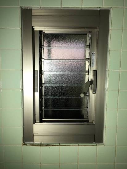 東京石原トーヨー住器のルーバー窓で浴室の湿気対策！施工事例写真1