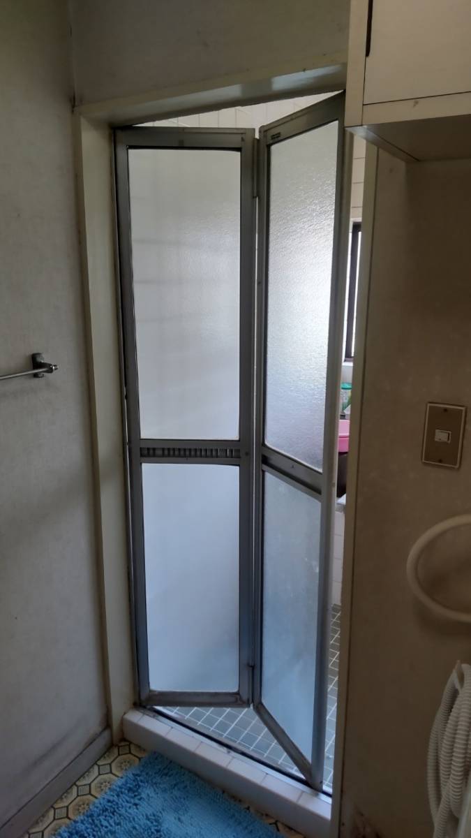 大平トーヨー住器の【リフォーム浴室ドア】浴室ドアの交換で快適になりました！の施工前の写真1
