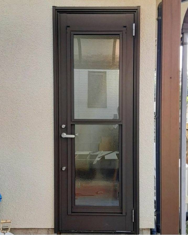 大平トーヨー住器の【勝手口ドア】採風タイプのドアに交換しました！の施工後の写真3