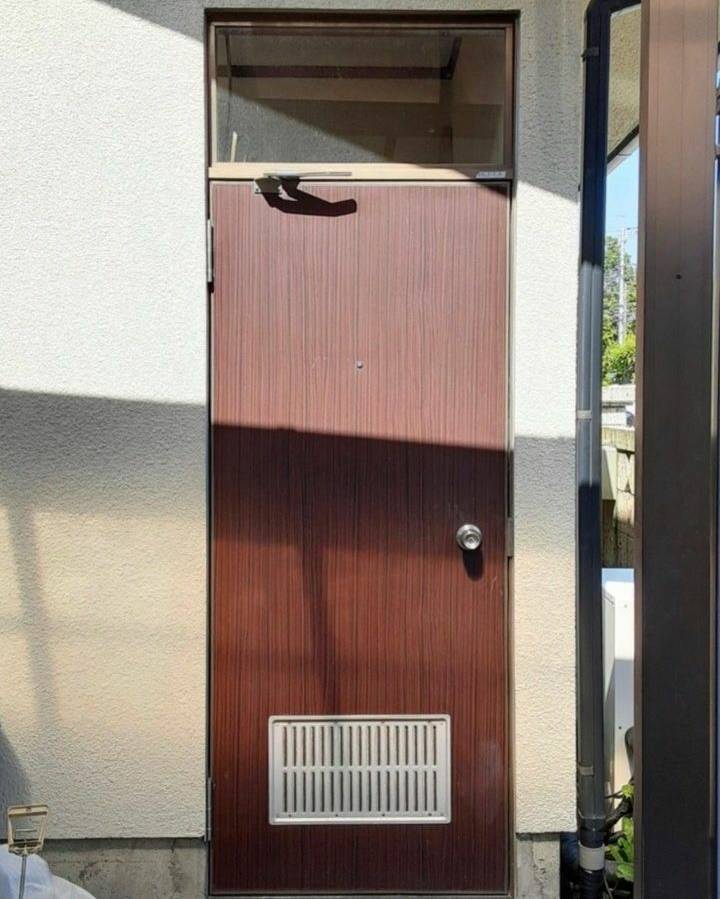 大平トーヨー住器の【勝手口ドア】採風タイプのドアに交換しました！の施工前の写真1