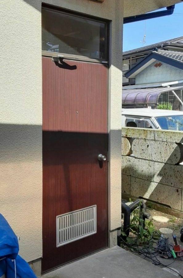 大平トーヨー住器の【勝手口ドア】採風タイプのドアに交換しました！の施工前の写真2