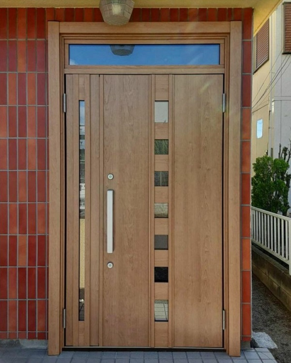 大平トーヨー住器の【リシェント】玄関ドアをお好みのデザインに交換！の施工後の写真1