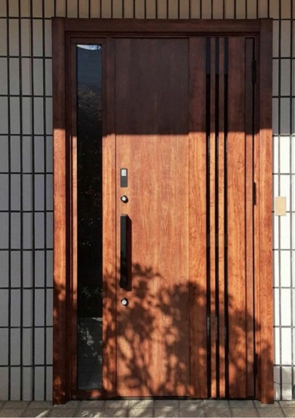大平トーヨー住器の【栃木市】カバー工法でおしゃれで便利な玄関へ～の施工後の写真1