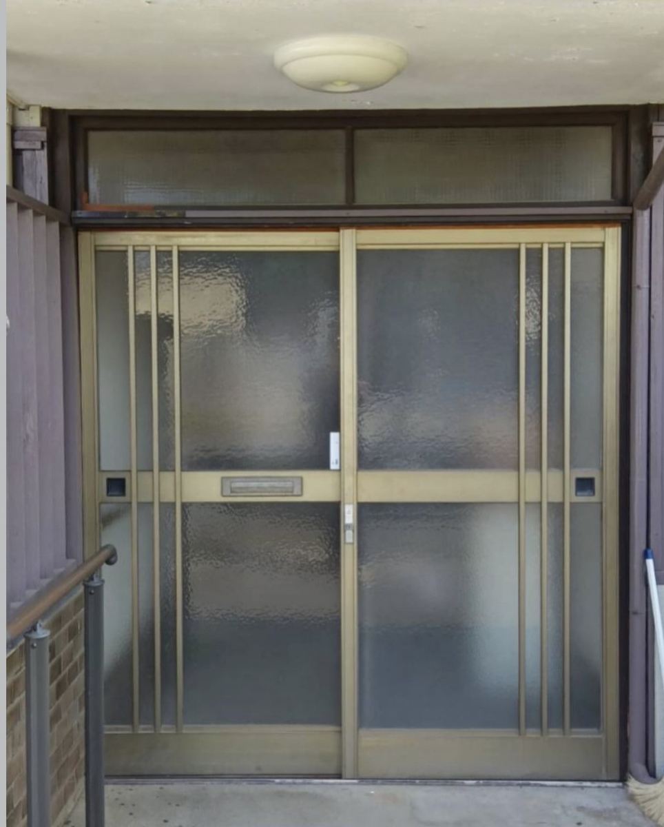 大平トーヨー住器の【小山市】玄関引戸、電気錠で快適になりましたの施工前の写真1
