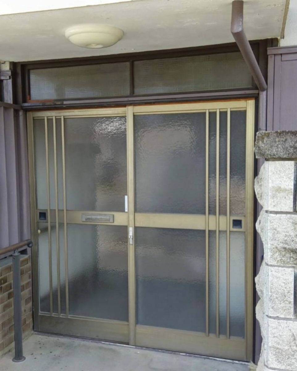 大平トーヨー住器の【小山市】玄関引戸、電気錠で快適になりましたの施工前の写真2