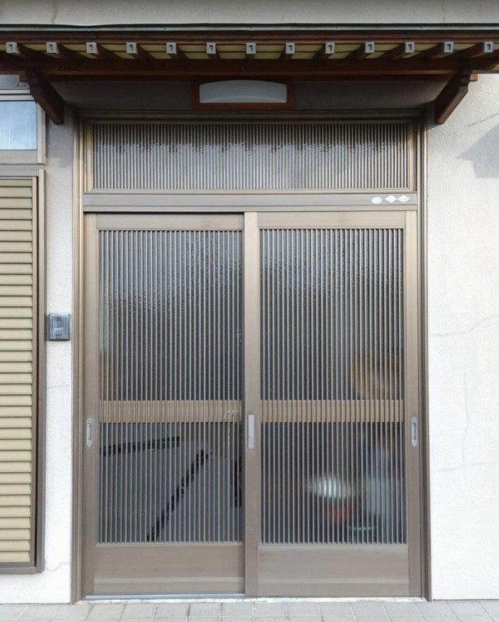 大平トーヨー住器の【足利市】1日で新しい玄関引戸に交換できますの施工前の写真1
