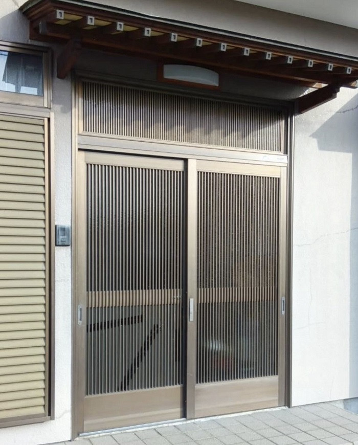 大平トーヨー住器の【足利市】1日で新しい玄関引戸に交換できますの施工前の写真2