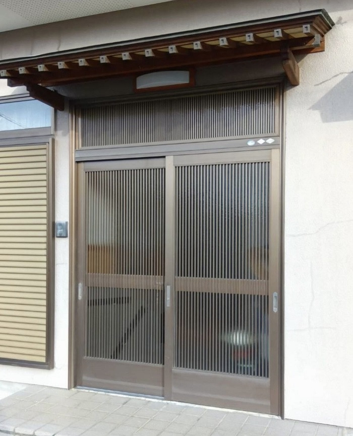 大平トーヨー住器の【足利市】1日で新しい玄関引戸に交換できますの施工前の写真3