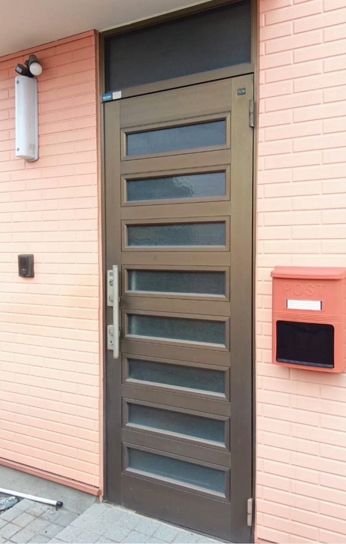 大平トーヨー住器の【足利市】たった1日で理想の玄関へ変わるの施工前の写真1