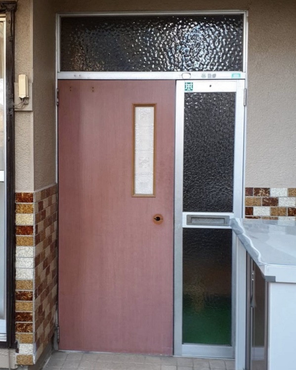大平トーヨー住器の【足利市】カギを閉めたまま換気が可能な玄関ドアへの施工前の写真1