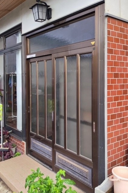 大平トーヨー住器の【足利市】簡単リフォーム<リシェント玄関引戸>の施工前の写真2