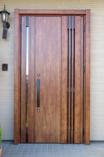 大平トーヨー住器の【玄関ドアリフォーム】採風タイプの玄関ドアなら、カギを閉めたまま換気できちゃいます！施工事例写真1