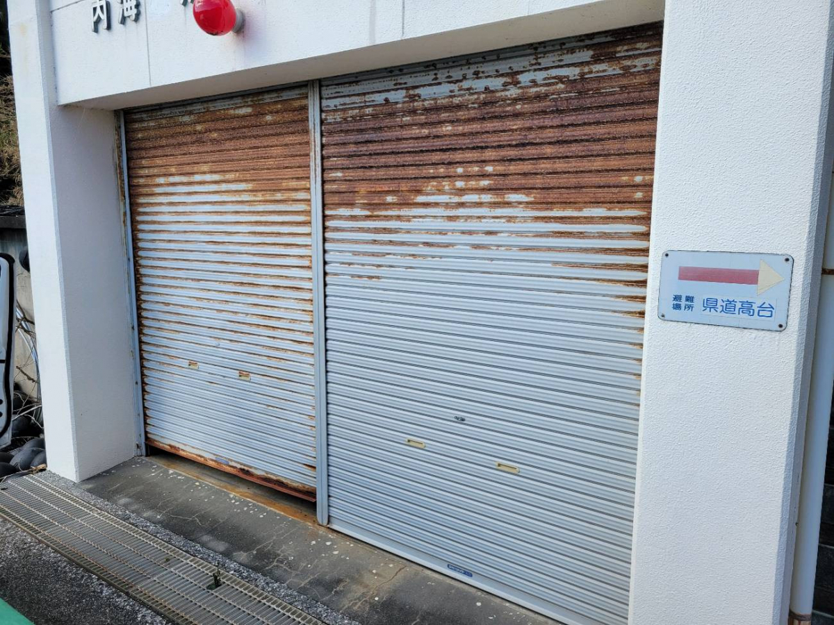 松本トーヨー住器の愛南町　シャッター取替工事の施工前の写真1